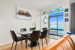 Stunning Lake View Townhouse-Dream Staycation - Image 5