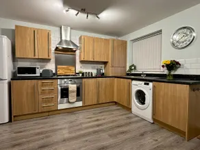 Spacious 4BR in Crawley Contractor near Gatwick - Image 2