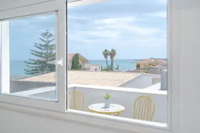 A stone's throw from the sea - Image 3