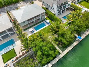 Emerald Oasis Deluxe Waterfront Gem, Heated Pool with Dock - Image 4