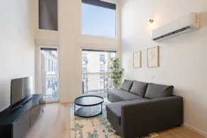 Industrial loft with temporary rental garage - Image 2