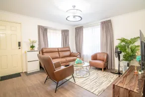 3 bedroom Townhouse at Dundas - Image 4