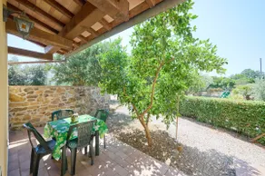 Apartamento con barbacoa, terraza y jardín | Vistas al jardín - Image 2