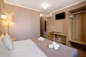 Twin Room 205 - Image 5