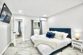 Clean, Cute, & Private - 20 minute WALK to Disney - Image 2