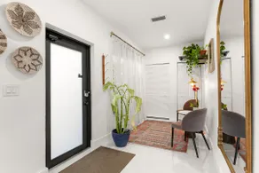 Charming Home Close to Beaches & Downtown - Image 4