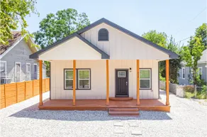 Experience Convenience w 4BR Plus 2 and 1 half Baths Near Alamodome - Image 4