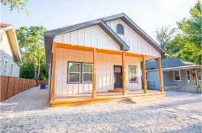 Experience Convenience w 4BR Plus 2 and 1 half Baths Near Alamodome - Image 2