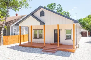 Experience Convenience w 4BR Plus 2 and 1 half Baths Near Alamodome - Image 5