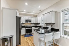 Modern & Spacious 5BH/ 4BA Home Near Downtown - Image 5