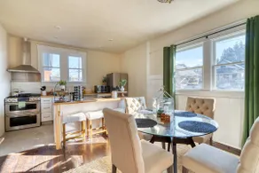 NE 29th (502) | 3 Bedrooms • 3 Queens • 1 Bath - Image 3