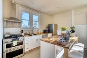 NE 29th (502) | 3 Bedrooms • 3 Queens • 1 Bath - Image 2