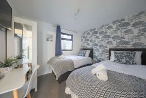 Thorpe Park Family Lodge | Sleeps 6+Parking - Image 4