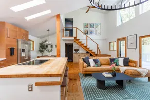 Stylish Family Home w/ FP & Hot-tub in Stone Ridge - Image 2
