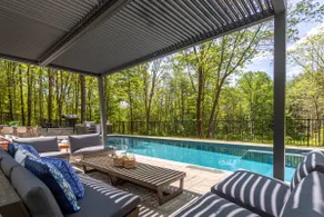 Stylish Family Home w/ FP & Hot-tub in Stone Ridge - Image 3
