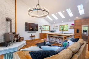 Stylish Family Home w/ FP & Hot-tub in Stone Ridge - Image 4