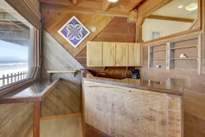 Captain's Cove – Ocean Views & Hot Tub - Image 4