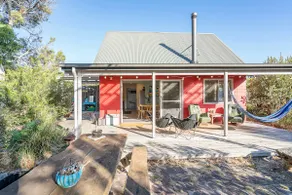 'Little Secret' Charming Clifton Beach Sanctuary - Image 4