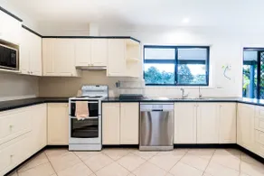 Exclusive Manor Retreat Farm Stay Pool 5BD - Image 3