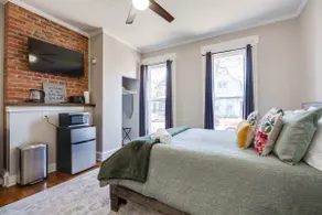 Downtown Studio w/ Kitchenette, No Airbnb Fees - Image 5