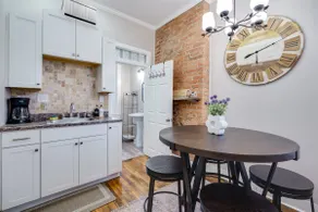 Downtown Studio w/ Kitchenette, No Airbnb Fees - Image 2