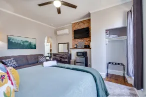 Downtown Studio w/ Kitchenette, No Airbnb Fees - Image 4