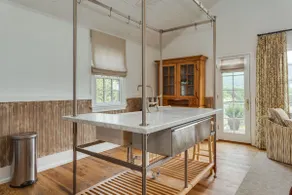 Ramsay Estate Carriage House – Luxury Retreat with Mountain Views - Image 5