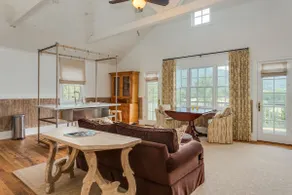 Ramsay Estate Carriage House – Luxury Retreat with Mountain Views - Image 4