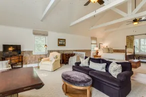 Ramsay Estate Carriage House – Luxury Retreat with Mountain Views - Image 2