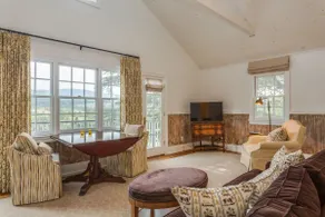 Ramsay Estate Carriage House – Luxury Retreat with Mountain Views - Image 3