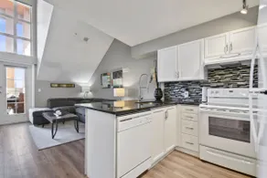 Executive Lofted Condo With Courtyard View - 314A - Image 2