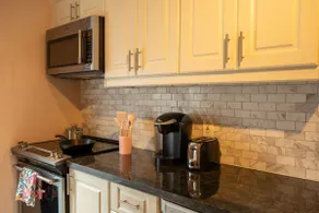 Stylish 2BR Home with Front Yard & Free Parking - Image 3