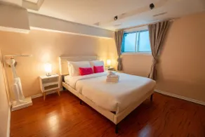 Stylish 2BR Home with Front Yard & Free Parking - Image 2