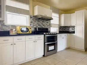 Spacious 7-BR Family Retreat in Upper Darby - Image 2