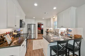 Good Bull Getaway: 3 Br + Backyard Deck - Image 3