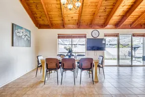 StayAU Tranquil 4BR Lakeside Retreat in Seabrook - Image 3