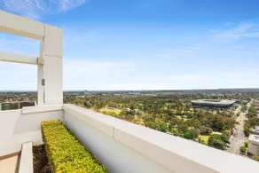 Central 2-Bed with Parking & Stunning Views - Image 5