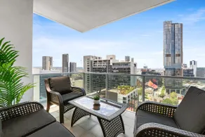 Central 2-Bed with Parking & Stunning Views - Image 4