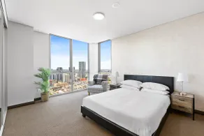 Central 2-Bed with Parking & Stunning Views - Image 3