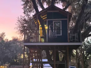 Farmhouse Oasis w Pool Heated Spa Treehouse and Game Room Located Centrally off I-4 - Image 3