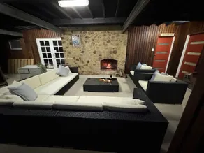 Beachside House + 2 Queen Studios: Sleeps 12 - Image 5