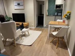 Beachside House + 2 Queen Studios: Sleeps 12 - Image 3