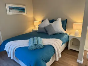 Beachside House + 2 Queen Studios: Sleeps 12 - Image 4