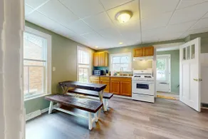 2BR apartment in town, close to wine trail & lakes - Image 5