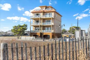 Beachfront 4BR/4.5BA Designer Home w/ Hot Tub - Image 4