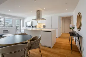 Grand 3BR – Experience Downtown Comfort - Image 2