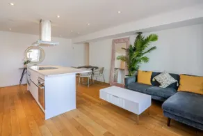 Grand 3BR – Experience Downtown Comfort - Image 4