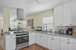 2 bed, Just a few Minutes to Airport & Old Town, Great City Skyline Views - Image 2