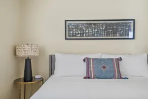 2 bed, Just a few Minutes to Airport & Old Town, Great City Skyline Views - Image 4