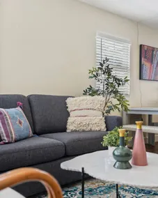 2 bed, Just a few Minutes to Airport & Old Town, Great City Skyline Views - Image 5